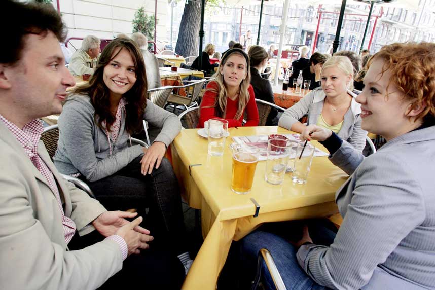 Journalist Jonathan Foreman m�tte Tone Humblen (24), Lill Ingrid Wold (21), Maria K Viken (23 og Mina Lystad (23) i Oslo.