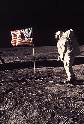 F�RSTE TUR: Edwin E. Aldrin ble fotografert p� m�nen 20. juli 1969.