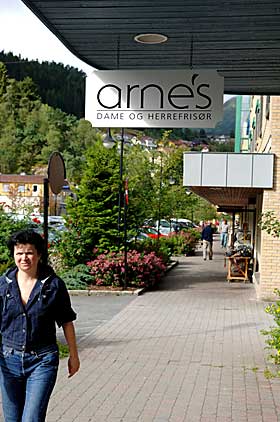  IKKE ARNE'S:  Fiffig med h�rtustapostrof, men �Arne's dame og herrefris�r� holder ikke.