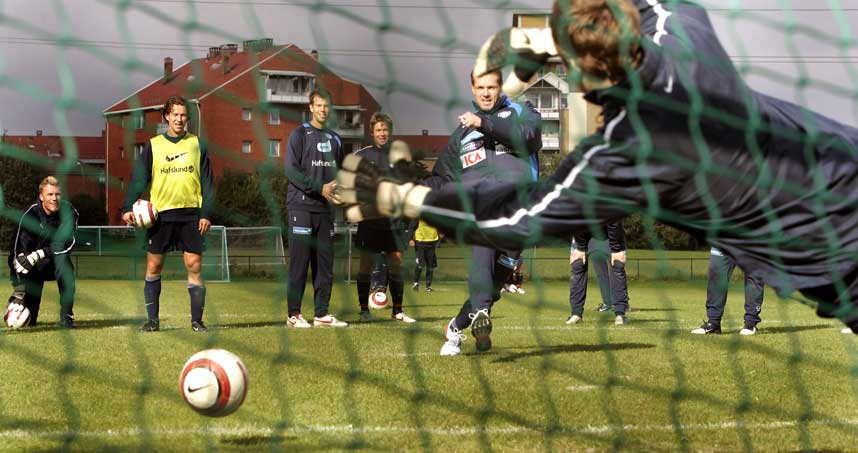  GAMLE KUNSTNER:  Kjetil Rekdal l� p� gresset (oppe t.v.) og s� at Steffen Iversen, Ardian Gashi og Andr� Muri bommet p� sine straffer p� treningen i g�r. Sj�l satte Rekdal sin straffe enkelt til venstre for Arni Gautur Arason.