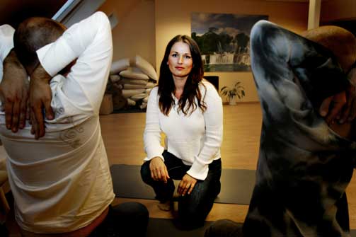Mestrer stress: Kursleder Marianne Hellstrand veileder P�l (32) og Marius (20) i puste�velser. De var var skeptiske til yoga. N� sier de at teknikken hjelper dem til et liv uten dop og stress.