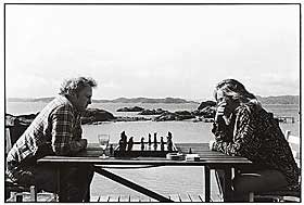  Sjakk og sj�:  Joachim spiller sjakk med kompisen Rune Snorre p� hytta i Vestfold. �ret er 1988