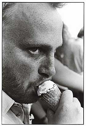  Ball og is:  Joachim spiser is p� gamle Bislett Stadion i 1988. P� fotballkamp.