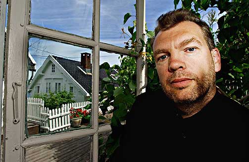  STERK BOK: Frode Grytten gir seg krimsjangeren i vold i sin nye roman, der en lokalkorrespondent spiller hovedrollen.