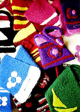  Strikk med mening:  Anbj�rgs kolleksjon stilles ut i designbutikken BOA p� Gr�nerl�kka 1.-7. oktober, og auksjoneres bort p� www.kreftforeningen.no.