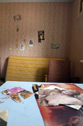  GLEMT IGJEN: Bilder av lettkledde damer ligger igjen.