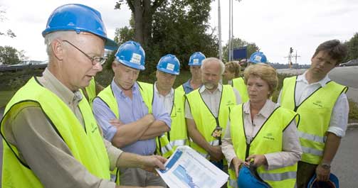  VIL REDDE UNION:  Per Olaf Lundteigen (foran) har i helga v�rt i kontakt med b�de styre og eiere i Norske Skog. Bildet er fra et bes�k ved Union i august. �slaug Haga (t.h.)