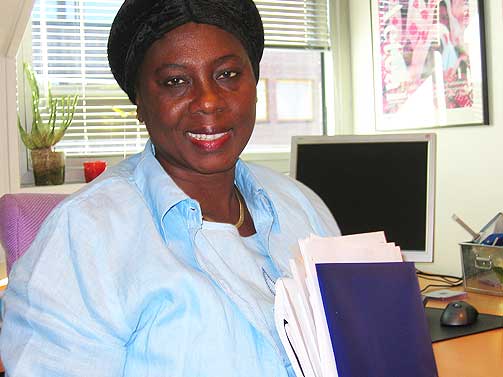 I FRONT MOT KJ�NNSLEMLESTELSE: Isatou Touray jobber mot kj�nnslemlestelse i et land der presidenten tidligere har g�tt ut og st�ttet praksisen.