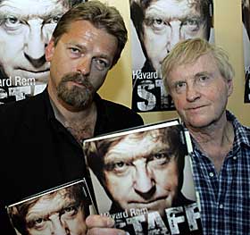 LANSERTE BIOGRAFI: Forfatter H�vard Rem (til venstre) og h�yesterettsadvokat Tor Erling Staff med hvert sitt eksemplar av den autoriserte biografien �Staff�.