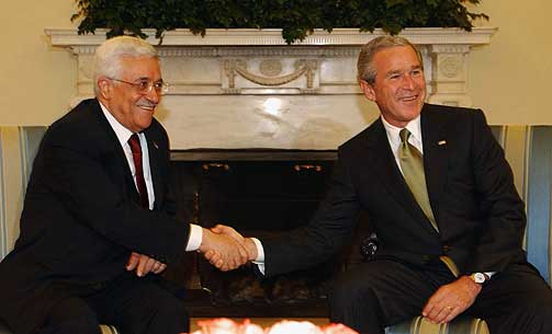 �P� OPPDRAG FRA GUD�: - Jeg blir drevet av et kall fra Gud, skal George W. Bush ha sagt i et m�te med palestinernes president, Mahmoud Abbas (t.v.), i 2003. Her fra et m�te i Det hvite hus i mai i �r.