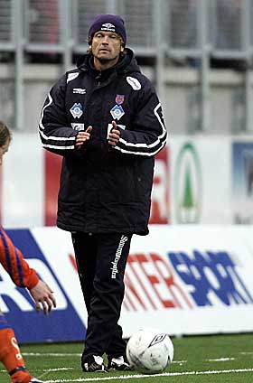 SER LIKHETEN: Aalesund-trener Ivar Morten Normark utelukker ikke at klippet er av faren hans.