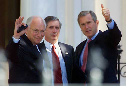 HETSET: Flere flypassasjerer ble forarget over en t-skjorte som hetset parhestene George W. Bush og visepresident Dick Cheney (t.v.).