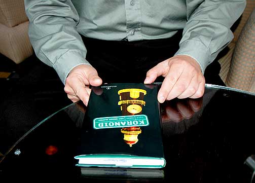 VIL IKKE ST� FRAM: Forfatteren av den islamkritiske boka �Koranoid� bruker pseudonym og holder identiteten sin hemmelig i frykt for reaksjoner.