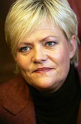 KJIP START: En ukjent person kastet kake p� Kristin Halvorsen.
