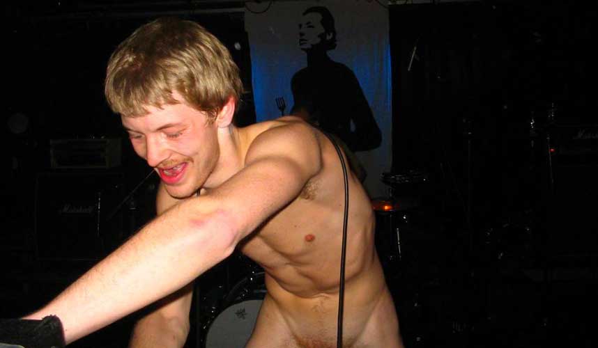 IKKE F�RSTE GANGEN: Konserten i Harstad var ikke f�rste gangen vokalist Max Boner har kledd av seg p� scenen. Bildet er hentet fra bandets hjemmeside.