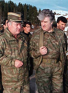 ETTERS�KT: Dette er slik de fleste husker �dikteren� Karadzic - den bosnisk-serbiske lederen som blant annet beordret den blodige beleiringen av Sarajevo, og den etniske rensningen av Srebrenica. Til h�yre st�r den nest mest etters�kte krigsforbryteren i Europa, general Ratko Mladic - ogs� han p� r�mmen.