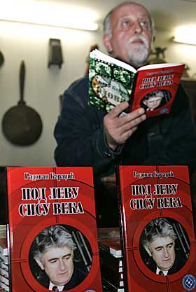 I SJEFENS F�DEBY: Forlegger Slavoljub Obradovic viste stolt frem boka i nasjonalmuseet for historie i Slobodan Milosovics f�deby Pozarevac.