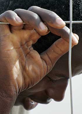 UTEN H�P: De afrikanske flyktningene som pr�ver � komme seg inn i Europa kommer hovedsaklig fra Ghana, Nigeria, Sierra Leone, Senegal, Guinea, Mali og Kamerun. Mange lever n� under sv�rt d�rlige forhold i flyktningeleire i Ceuta, Melilla og i Marokko.