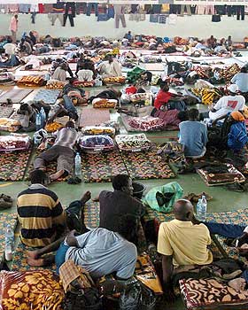 SENDES TILBAKE: En gruppe flyktninger p� flyplassen i Ouxda i Marokko venter p� � bli sendt hjem til Senegal  10. oktober.