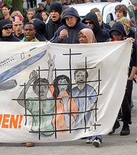 PROTESTERER: Omlag 100 mennesker demonstrerte for � f� spanske myndigheter til � gi de afrikanske flyktningene opphold i Spania. Her er demonstrantene foran det spanske konsulatet i Hamburg i Tyskland fredag 14. oktober.