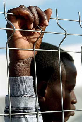 BLIR SENDT TILBAKE: En ung mann i den midlertidige flyktningeleiren i Melilla. N� har spanske myndigheter bl�st st�v av en gammel avtale som gj�r at de kan sende de afrikanske flyktningene tilbake til Marokko.