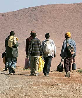 D�DELIG VANDING: En gruppe flyktninger fra Senegal p� vei til Oujda i Marokko etter � ha blitt dumpet av marokkansk politi s�r i Marokko. I l�pet av gruppens 10 dager lange vandring d�de seks av flyktningene.
