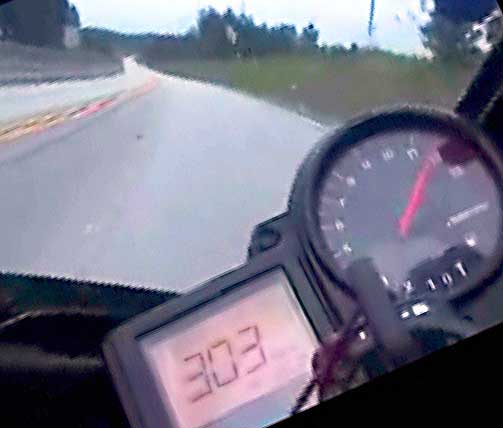  VILLMANN I TRAFIKKEN: Denne motorsyklisten filmet seg selv mens han kj�rte i opptil 303 kilometer i timen i denne videoen som n� verserer p� nettet.