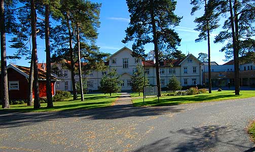 KYSTHOSPITALET: Gamle Kysthospitalet i Stavern er n� et spesialsykehus for rehabilitering. Her f�r pasienter samtaler, informasjon og behandling.