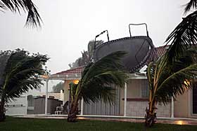 BOCA RATON, FLORIDA En trampoline har lettet og flyr over et tak.