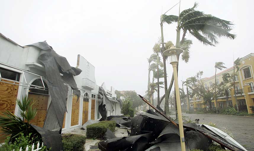  WILMA RUSKER I FLORIDAEt tak ligger p� fortauet i Naples, Florida.