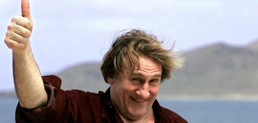 TOMMELEN OPP: Den franske skuespilleren Gerard Depardieu (56) har all grunn til � se seg forn�yd med � ha spilt i 170 filmer - en god grunn til � g� av med pensjon.