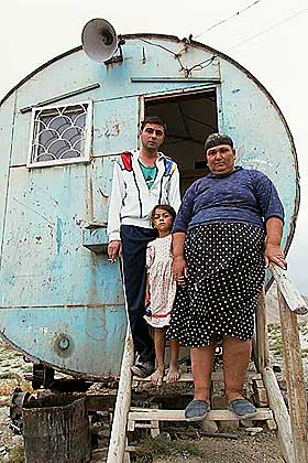 FATTIG LAND: Dagbladet bes�kte Aserbajdsjan 2000. Vi m�tte den fire �r gamle jenta Naila Gulgaz Aysel som bodde i et oljefat sammen med sin s�ster og bestemor.