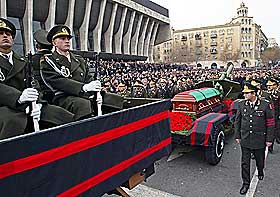GAMMELPRESIDENTENS AVGANG: Titusenvis deltok da Haydar Alijev ble gravlagt 15. desember 2003. Alijev-familien har sittet p� makta n�r uavbrutt i 30 �r i Aserbajdsjan.