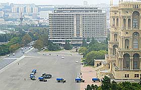 �KTE SIKKERHETSTILTAK: En milit�rkolonne kj�rer inn midt i Baku sentrum i Aserbajdsjan.