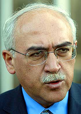 NEKTES INNREISE: Opposisjonsleder Rasul Guliyev �nsker � delta i parlamentsvalget, men har s� langt blitt nektet � lande p� flyplassen i Baku.