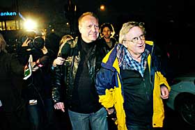 >b>MISTENKT: Psykolog John Sandstr�m, her sammen med sin advokat Tor Erling Staff. I dag er kontoret hans ransaket.