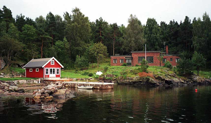  KOMMUNAL HJELP:  Kristiansand Eiendom har tatt p� seg jobben � f� h�nd om den s�kalte NRK-tomta p� idylliske Flekker�y. Tomta har uvanlig sentral beliggenhet og kort vei til byen. Eiendommen er p� totalt 40 m�l og har over en kilometer strandlinje. Det er bare det offentlige omr�det p� cirka ti m�l med 150 meter strandlinje som skal omreguleres til fritidsbebyggelse og eventuelt selges til kronprinsparet.