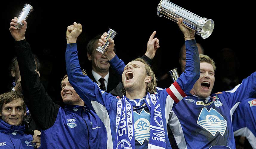 JAAA! M�lscorer Daniel Berg Hestad hever kongepokalen.