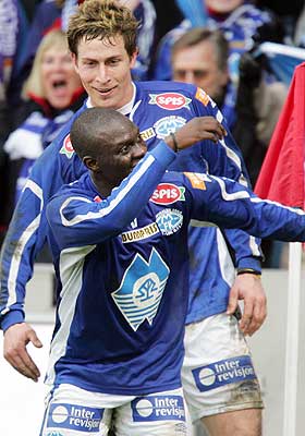 FEIRING: B�de Madiou Konate (foran) og Rob Friend scoret for Molde i cupfinalen.