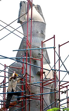FRA MOSES' TID: Statue av Ramses II.