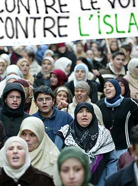STØTTER FORBUD Ni putes ni soumises støtter det franske forbudet mot bruk av hijab i skolen. Forbudet skapte sterke reaksjoner i 2004.