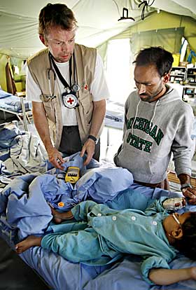 - Vi er forberedt p� � se det vi omtrent aldri treffer p� hjemme, skriver �ge W. B�yum fra Muzaffarabad.- I Norge hender det heldigvis ikke at folk med �pne brudd blir liggende i tre uker nesten uten behandling.
