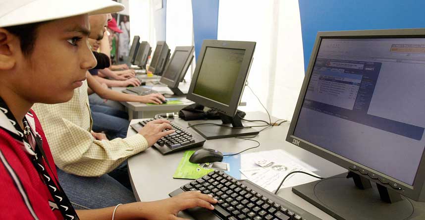 UTBREDT: For mange unge i dag har internett blitt en integrert del av hverdagen. Her sjekker Arsalam Raja epost i internett-telt til IBM p� Ekebergsletta under Norway Cup.