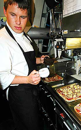 HOLDER SEG FAST: Kokken Bjørnar Waage lager pizza og sjonglerer med kjøkkenredskapene.
