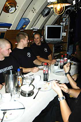 MIDDAG: Full gjennomgang av ubåtreglementet til dessert. Alle om bord er opptatt av reglene.