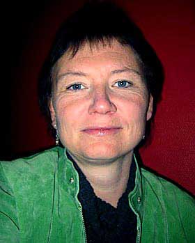 FORTETTET: Diktsamlingen til Irene Larsen preges av korte dikt. - Jeg liker utfordringa det er � treffe noe, og � f� diktene til � utvide seg, innenfor en s� fortetta form, forteller Irene om diktene som ogs� har mye m�rke i seg.