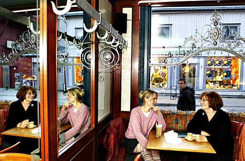 TIDLIG UTE: Tove Myhre og Olava Bidtnes var blant de f�rste diktkammerpoetene som ga ut bok. De blir fulgt av stadig flere. Foto: Truls Brekke