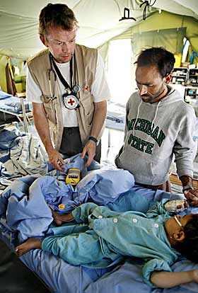 PLUKKER UT DE SYKESTE: �ge er med p� transporten til h�yden for � behandle s�r, gi r�d om hygiene, unders�ke behovet for videre helsetilbud og plukke ut dem som trenger sykehusbehandling. De sykeste skal v�re med ned til feltsykehuset i Muzaffarabad, der dette bildet er fra.