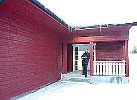 SIKRET:  Her er den bedragerisiktede Jan Erik Nilsen avbildet foran sin villa p� Lillehammer. Eiendommen er n� beslaglagt av �kokrim.