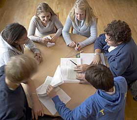 TRENGER IKKE L�RE: Neste �rs videreg�ende-elever kan fint komme gjennom skolen uten � ha h�rt om den kalde krigen, dersom forslaget blir vedtatt.